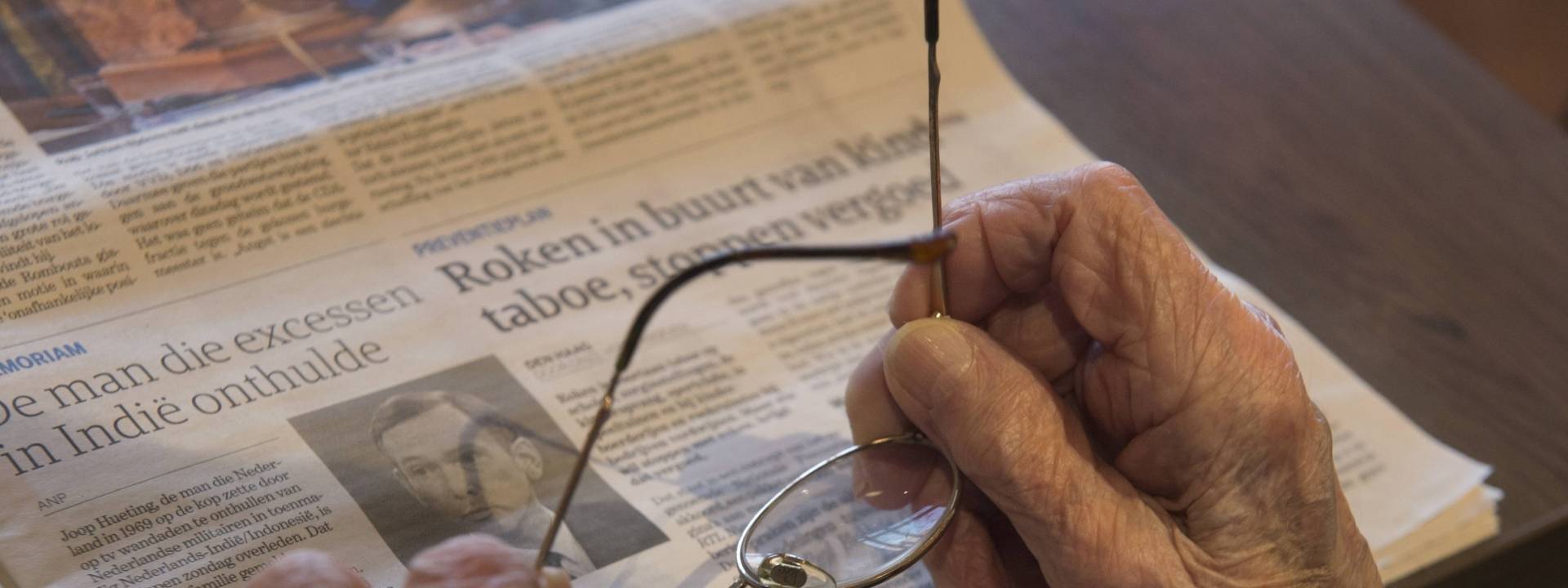 Aelserhof - bril en krant close up