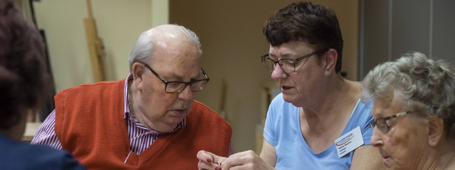 Amusant - samen aan tafel knutselen 1