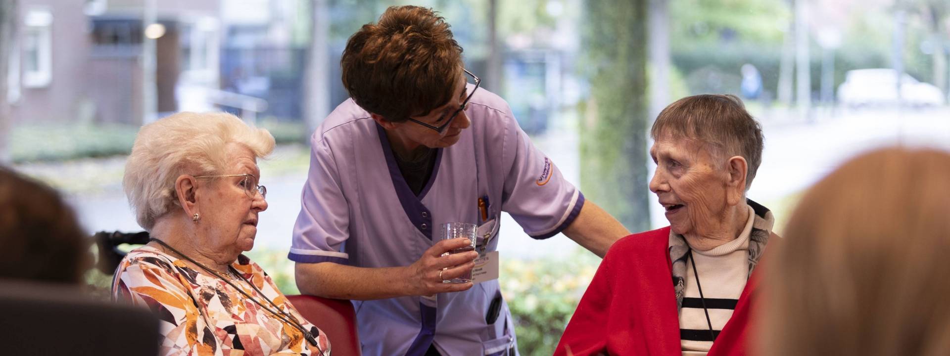 Bloemenhof - Anita met bewoners in gesprek